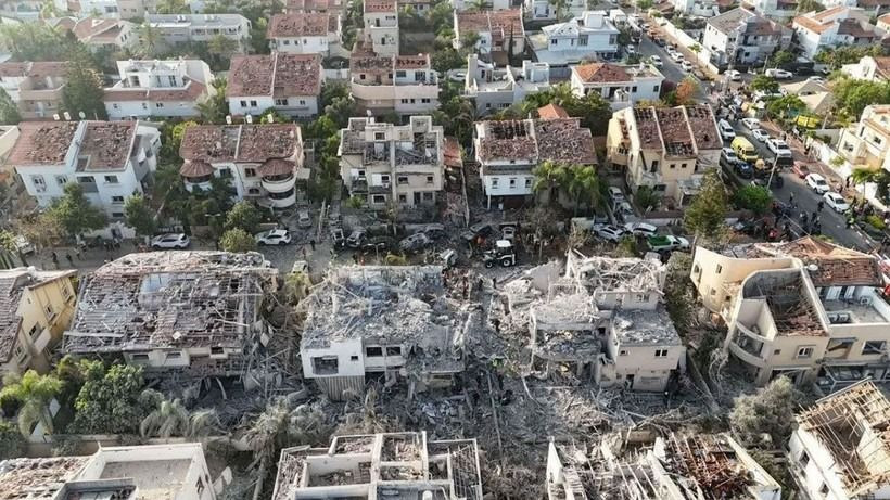 İran'ın füze saldırıları sonrası Tel Aviv'deki yıkım görüntülendi - Sayfa 2