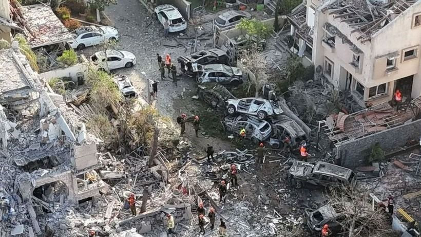İran'ın füze saldırıları sonrası Tel Aviv'deki yıkım görüntülendi - Sayfa 3