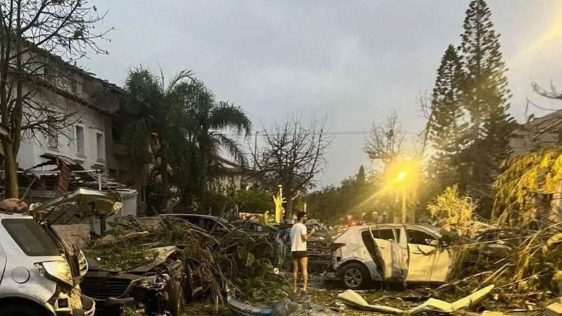 İran'ın füze saldırıları sonrası Tel Aviv'deki yıkım görüntülendi - Sayfa 5