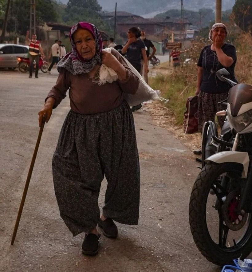 Ödemiş'te kahreden fotoğraflar: Alevlerden böyle kaçtılar - Sayfa 14