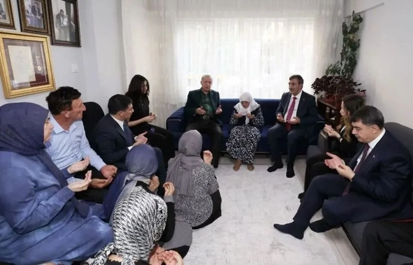 Cumhurbaşkanı Erdoğan'dan, 15 Temmuz'da iki oğlu ve damadı şehit olan Muzaffer nineye ziyaret