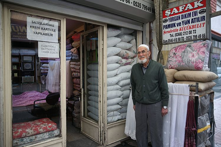 72 yıllık sadakat: İğneyle kuyu kazan değil, sevgi dokuyan Şerafettin Dede - Sayfa 1