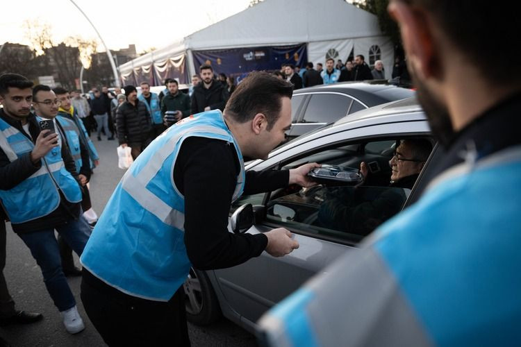 AK Parti Gençlik Kolları'ndan iftara 5 kala programı: Vatandaşlara iftarlık dağıtıldı - Sayfa 3
