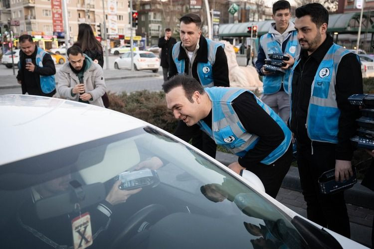 AK Parti Gençlik Kolları'ndan iftara 5 kala programı: Vatandaşlara iftarlık dağıtıldı - Sayfa 11