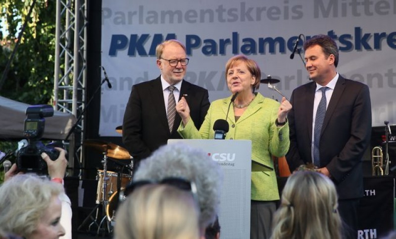 Almanya Başbakanı Angela Merkel Türk Standında Döner Kesti - Sayfa 1