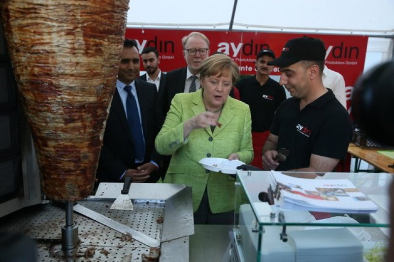 Almanya Başbakanı Angela Merkel Türk Standında Döner Kesti - Sayfa 4