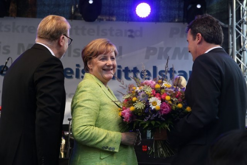 Almanya Başbakanı Angela Merkel Türk Standında Döner Kesti - Sayfa 7