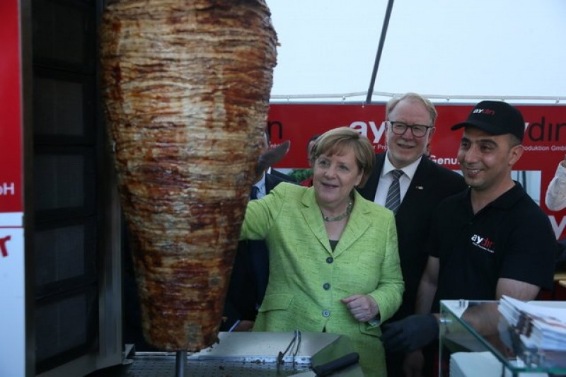 Almanya Başbakanı Angela Merkel Türk Standında Döner Kesti - Sayfa 9